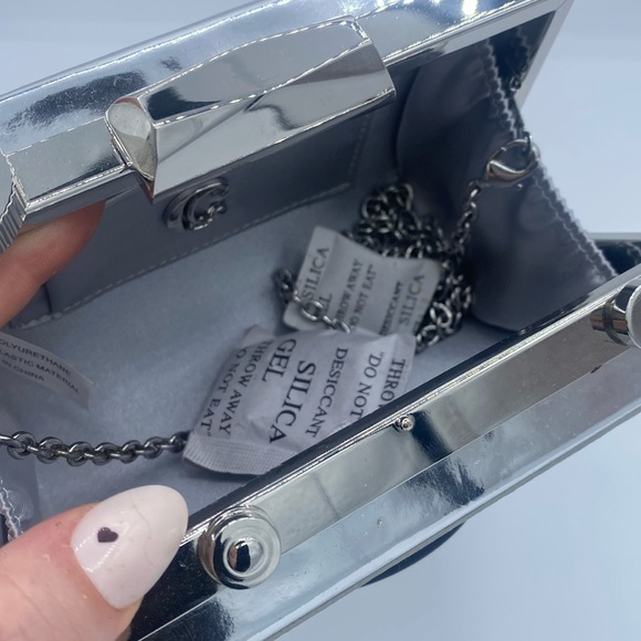 Charming Charlie Camera Photo Silver Purse Clutch Crossbody Handbag - Picture 2 of 11